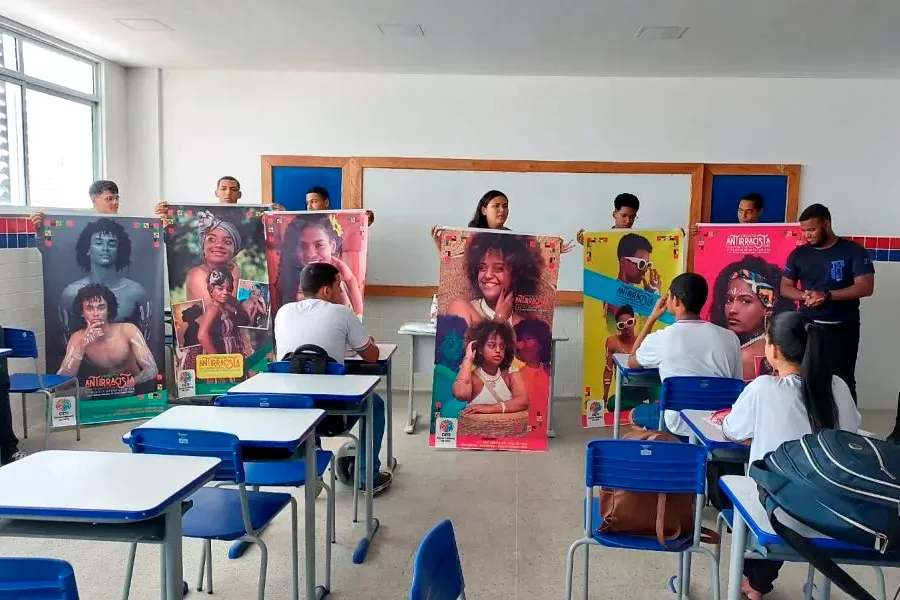 Professora de escola estadual que acertou tema da redação do Enem viraliza nas redes