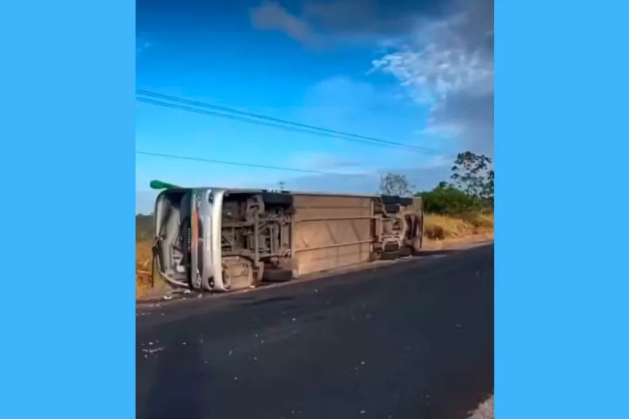 Quatro pessoas morrem e 15 ficam feridas após ônibus de turismo tombar em rodovia na Bahia