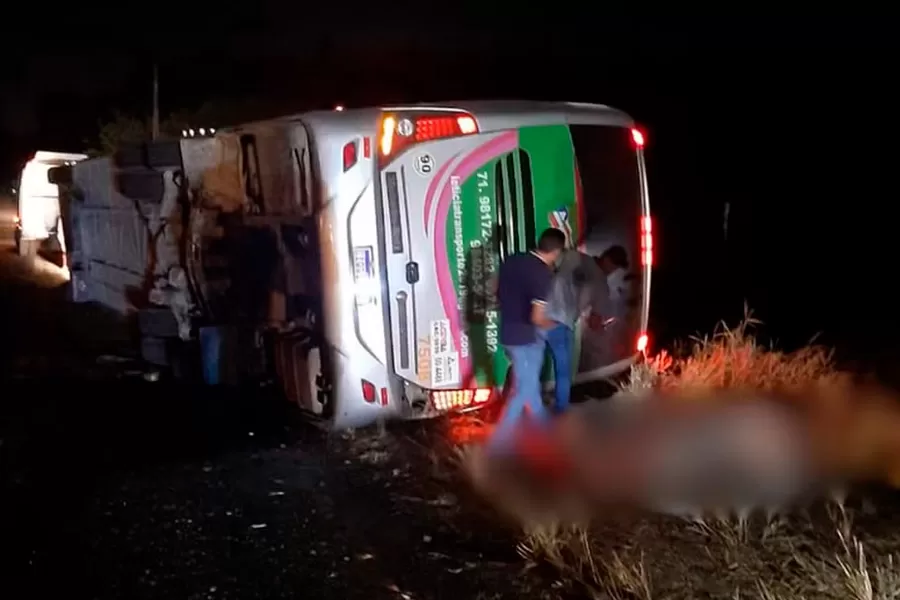 Quatro pessoas morrem e 15 ficam feridas após ônibus de turismo tombar em rodovia na Bahia