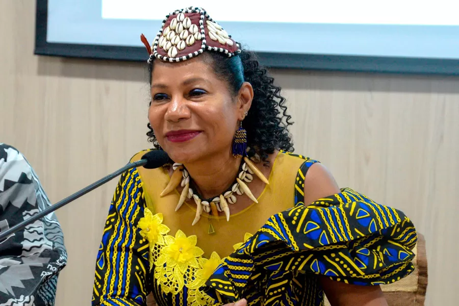 Rainha do Congo visita UNEB e emociona público com palestra sobre ancestralidade e herança africana