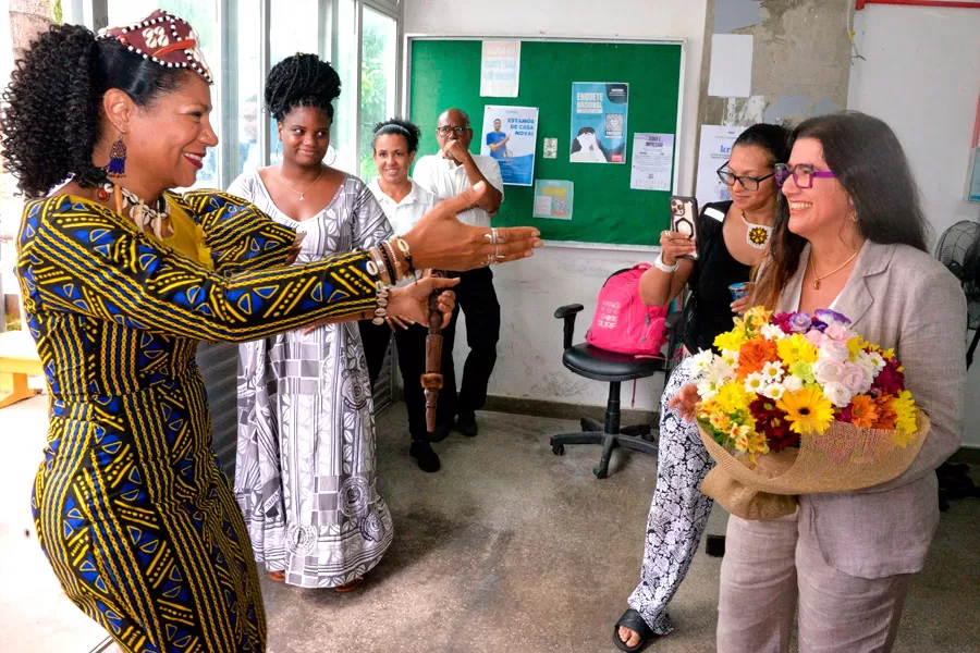 Rainha do Congo visita UNEB e emociona público com palestra sobre ancestralidade e herança africana