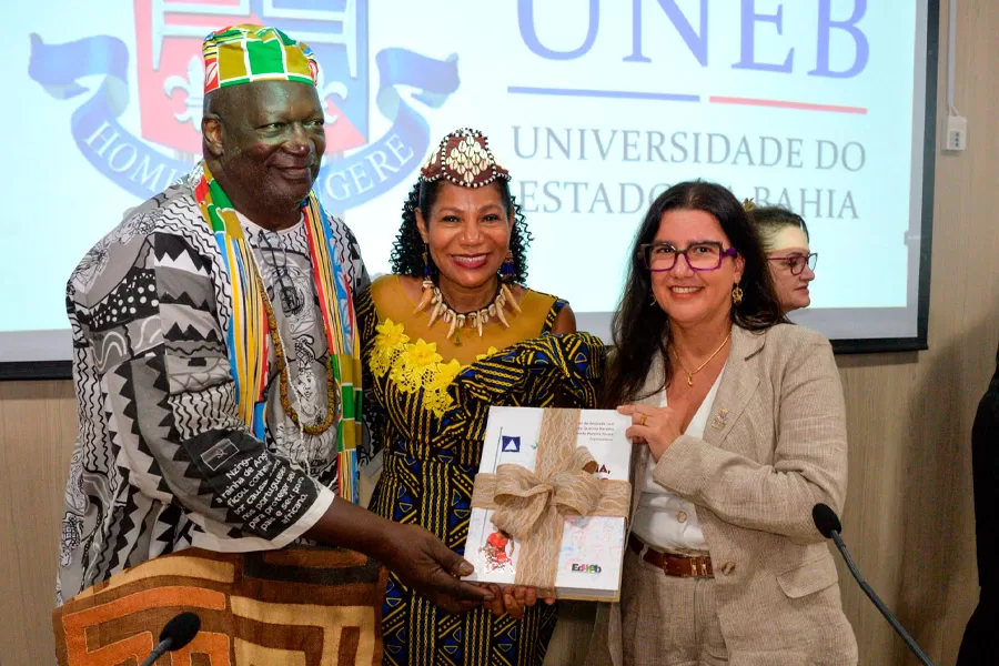 Rainha do Congo visita UNEB e emociona público com palestra sobre ancestralidade e herança africana