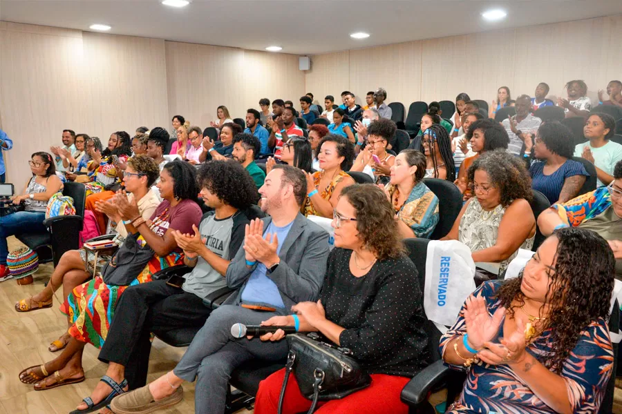 Rainha do Congo visita UNEB e emociona público com palestra sobre ancestralidade e herança africana