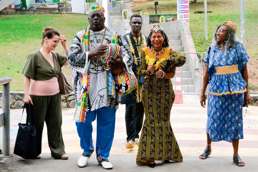 Rainha do Congo visita UNEB e emociona público com palestra sobre ancestralidade e herança africana