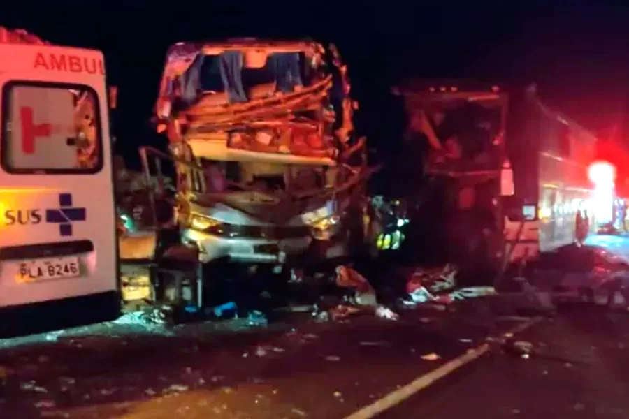 Cinco mortos e 21 feridos em acidente envolvendo dois ônibus e uma carreta na BR-110 na Bahia