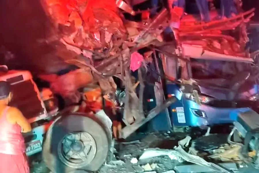 Cinco mortos e 21 feridos em acidente envolvendo dois ônibus e uma carreta na BR-110 na Bahia