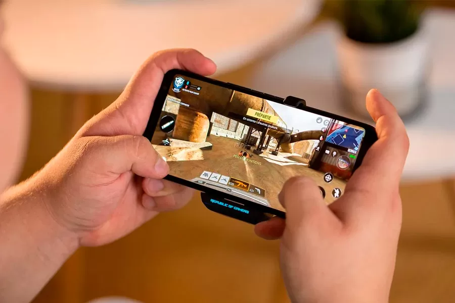 Menino fere o pai com faca após pedido para desinstalar jogo violento do celular