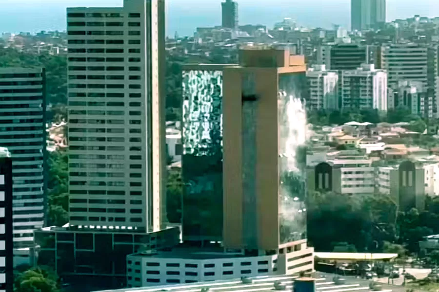 Incêndio atinge prédio empresarial em avenida de Salvador