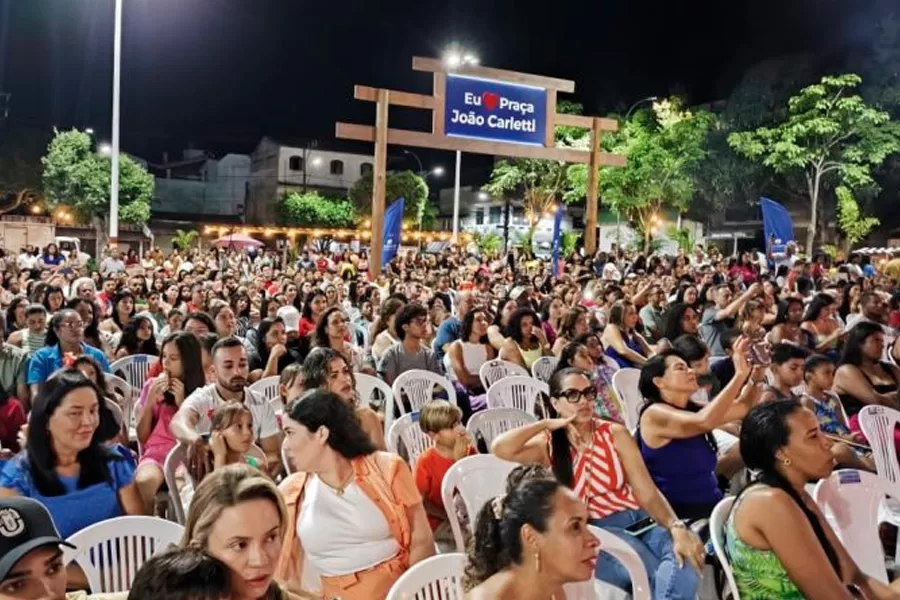 Centenas de pessoas lotam a praça João Carletti para assistir ao espetáculo “O Fantástico Natal”