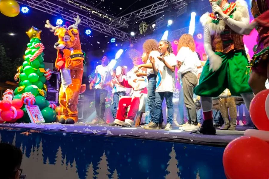 Centenas de pessoas lotam a praça João Carletti para assistir ao espetáculo “O Fantástico Natal”