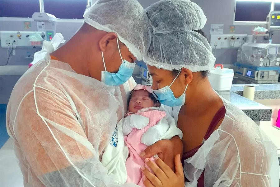 Após 20 dias de UTI e de muita luta pela vida, recém-nascido recebe alta e vai passar Natal em casa