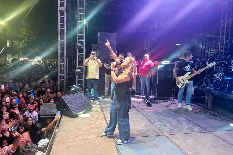Multidão se reúne em Teixeira de Freitas em louvor a Deus no Dia da Bíblia