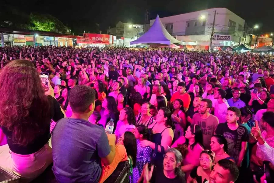 Multidão se reúne em Teixeira de Freitas em louvor a Deus no Dia da Bíblia