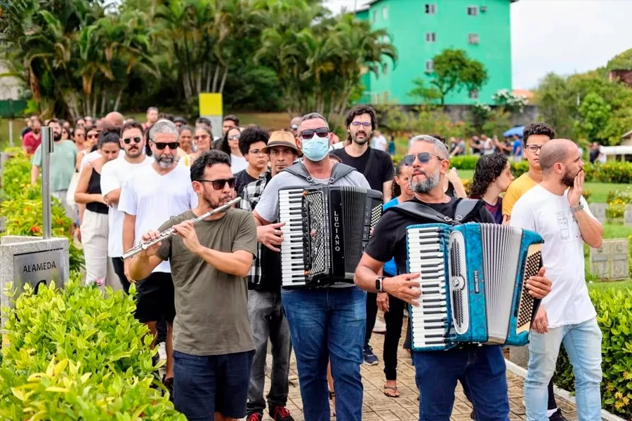 Sob acordes de sanfona, corpo de vocalista do Forró da Gota é enterrado em Salvador
