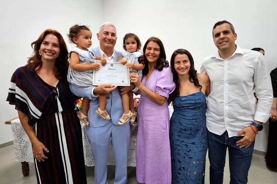 Justiça Eleitoral diploma Beto Pinto para o quinto mandato como prefeito de Medeiros Neto