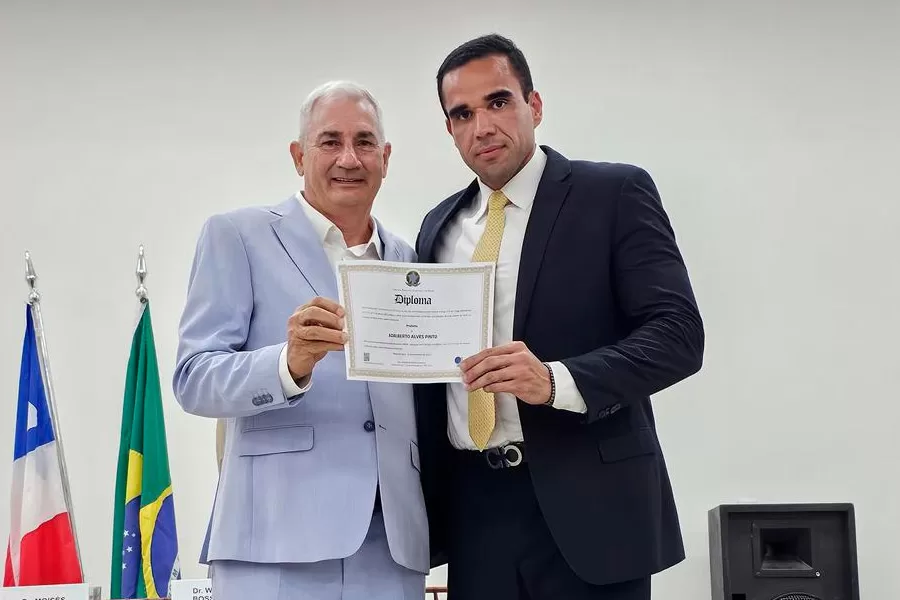 Justiça Eleitoral diploma Beto Pinto para o quinto mandato como prefeito de Medeiros Neto