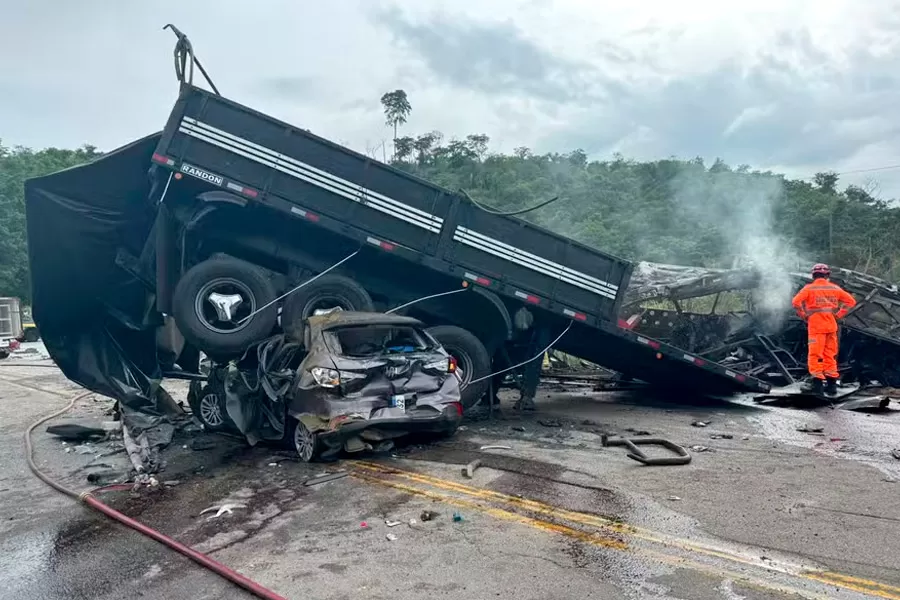 Acidente com ônibus, carreta e carro deixa ao menos 18 mortos em Minas Gerais