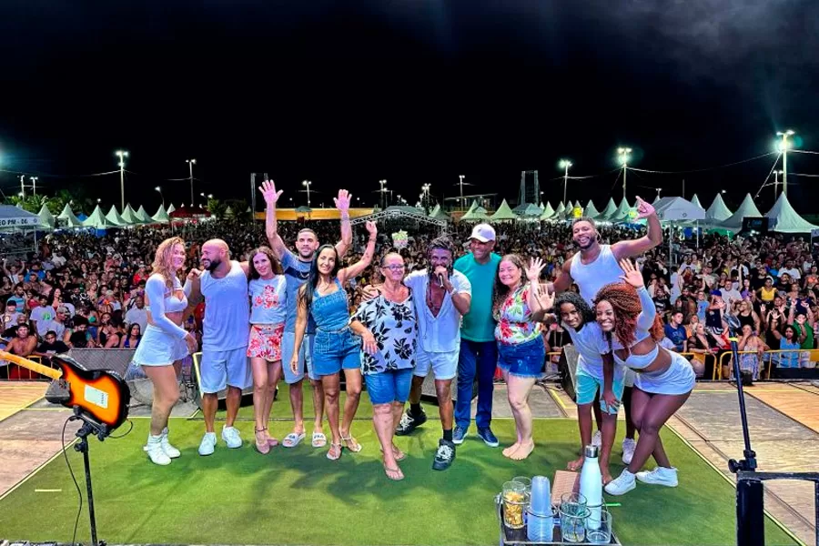 Multidão se agita com Axé Music na 1ª noite do Festival da Virada 2024 em Mucuri