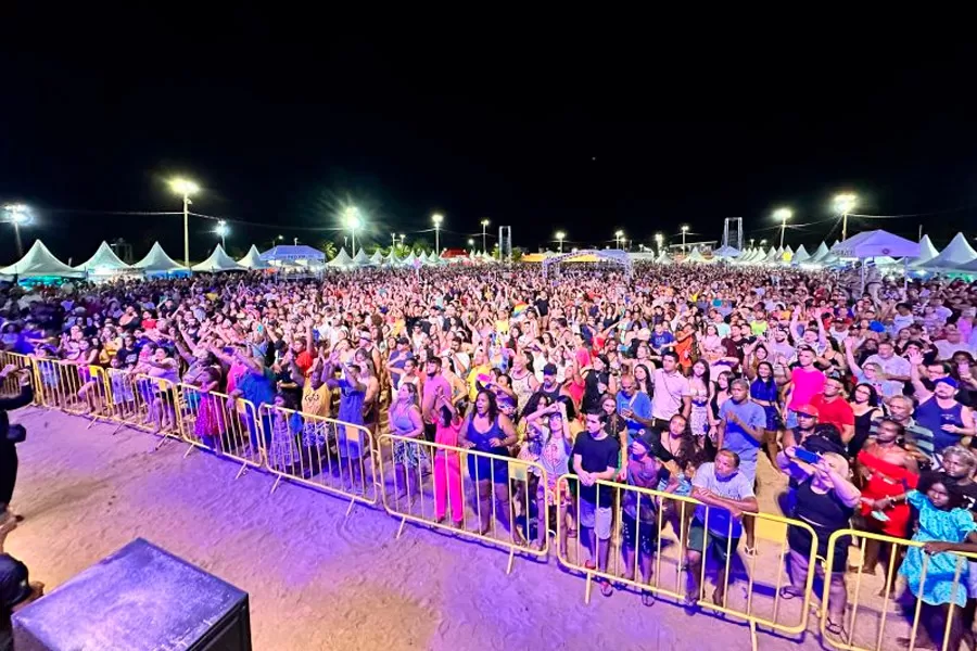 Multidão se agita com Axé Music na 1ª noite do Festival da Virada 2024 em Mucuri