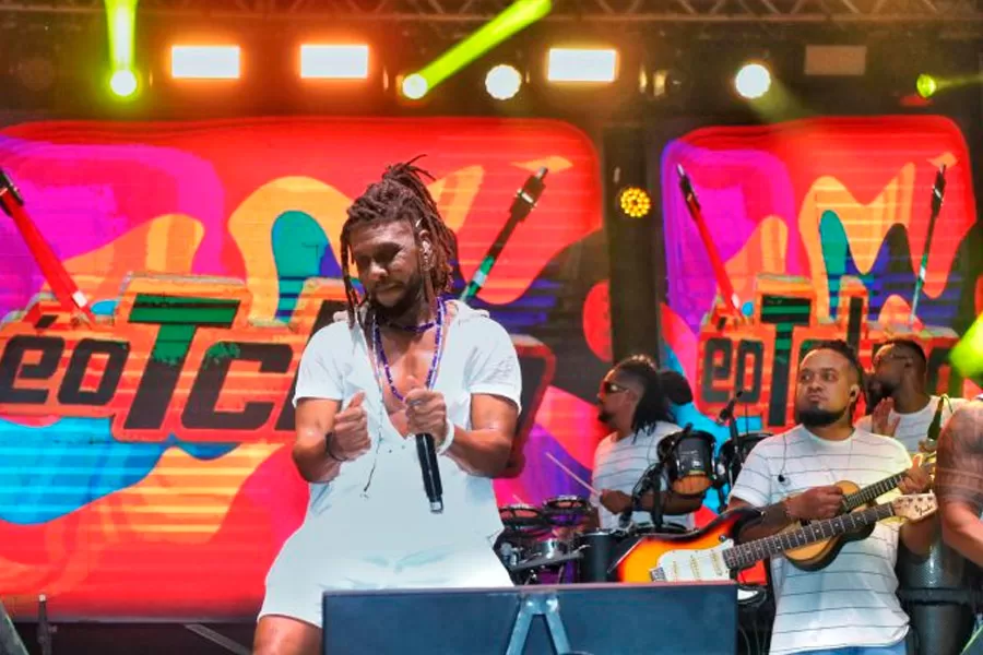 Multidão se agita com Axé Music na 1ª noite do Festival da Virada 2024 em Mucuri