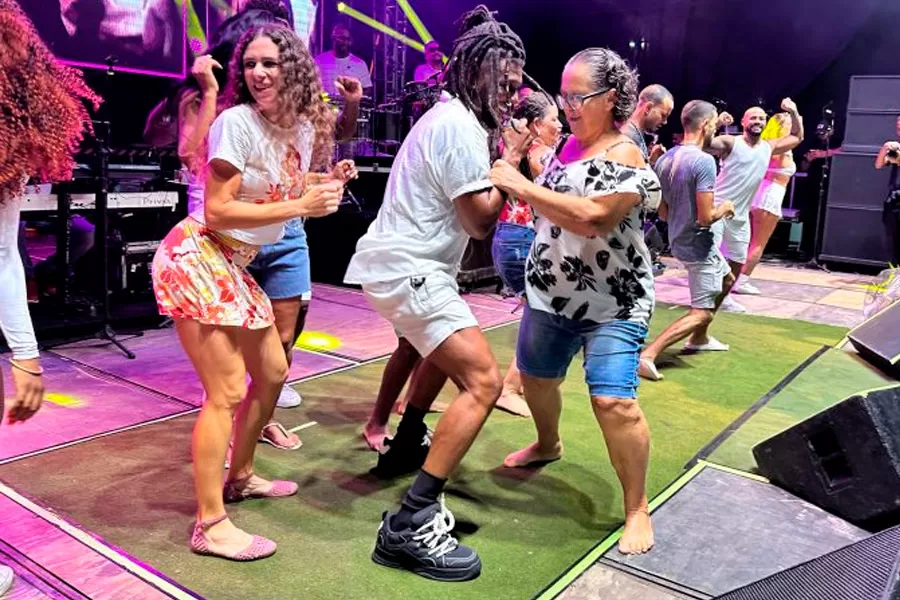 Multidão se agita com Axé Music na 1ª noite do Festival da Virada 2024 em Mucuri