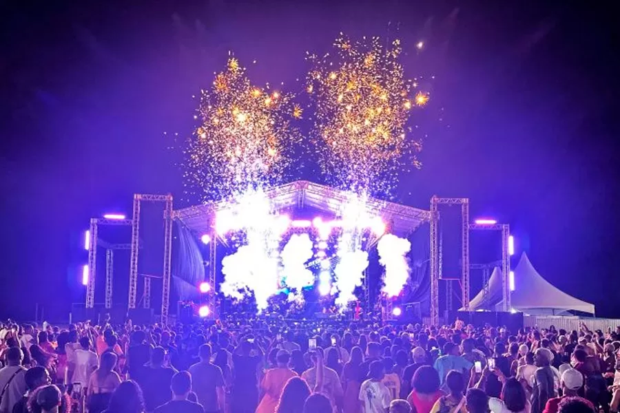 Mucuri reúne artistas locais e nacionais no 2º dia do Festival da Virada 2024 na Arena Praia da Barra