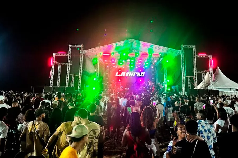 Mucuri reúne artistas locais e nacionais no 2º dia do Festival da Virada 2024 na Arena Praia da Barra