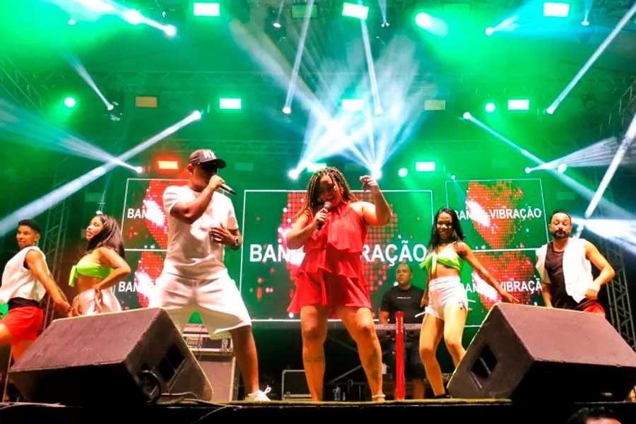 Mucuri reúne artistas locais e nacionais no 2º dia do Festival da Virada 2024 na Arena Praia da Barra