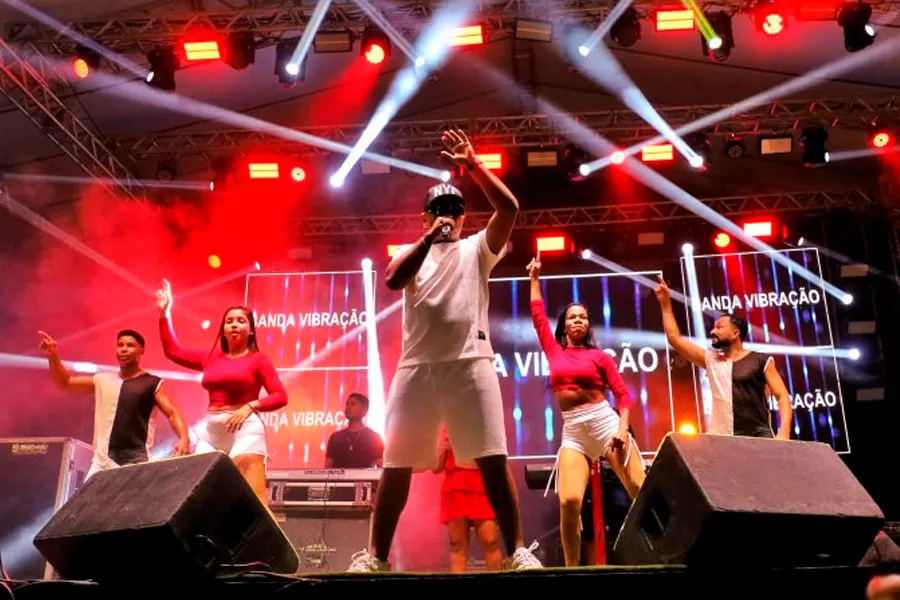Mucuri reúne artistas locais e nacionais no 2º dia do Festival da Virada 2024 na Arena Praia da Barra
