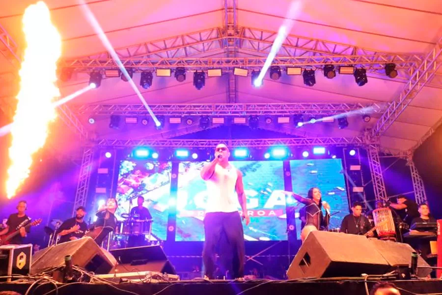 Mucuri reúne artistas locais e nacionais no 2º dia do Festival da Virada 2024 na Arena Praia da Barra