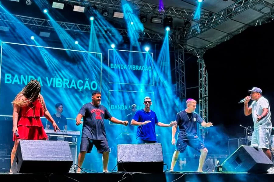 Mucuri reúne artistas locais e nacionais no 2º dia do Festival da Virada 2024 na Arena Praia da Barra
