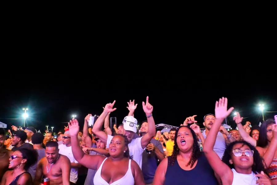 Mucuri reúne artistas locais e nacionais no 2º dia do Festival da Virada 2024 na Arena Praia da Barra