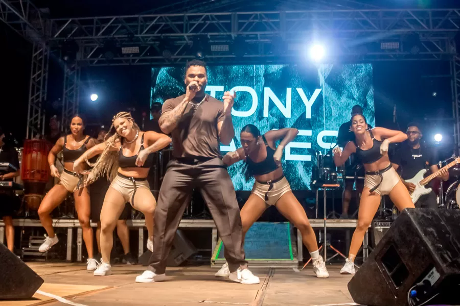 Tony Salles atrai milhares de pessoas na quarta noite do Réveillon 2025 de Alcobaça