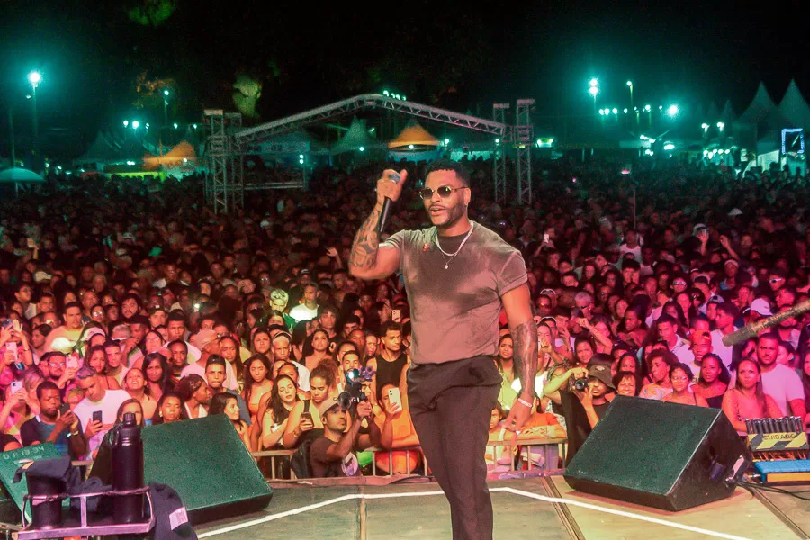 Tony Salles atrai milhares de pessoas na quarta noite do Réveillon 2025 de Alcobaça