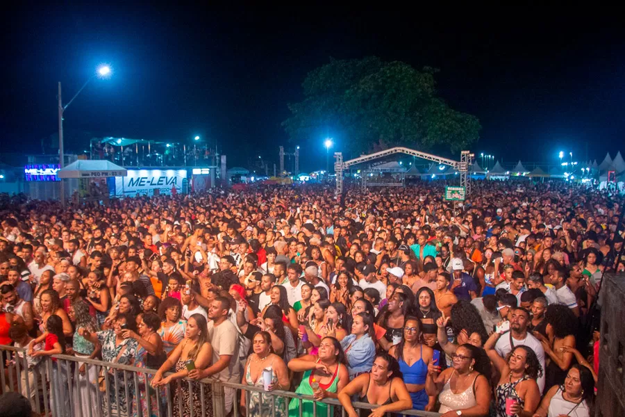 Tony Salles atrai milhares de pessoas na quarta noite do Réveillon 2025 de Alcobaça
