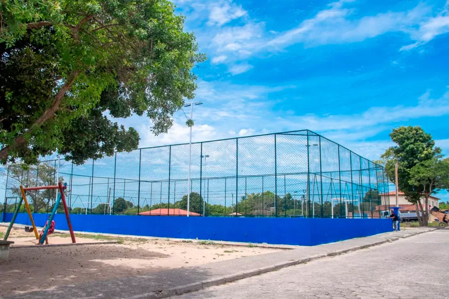 Prefeitura de Teixeira de Freitas revitaliza quadras esportivas do Castelinho