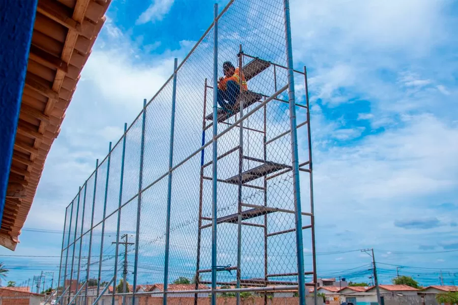 Prefeitura de Teixeira de Freitas revitaliza quadras esportivas do Castelinho
