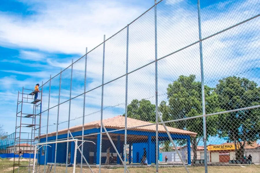 Prefeitura de Teixeira de Freitas revitaliza quadras esportivas do Castelinho
