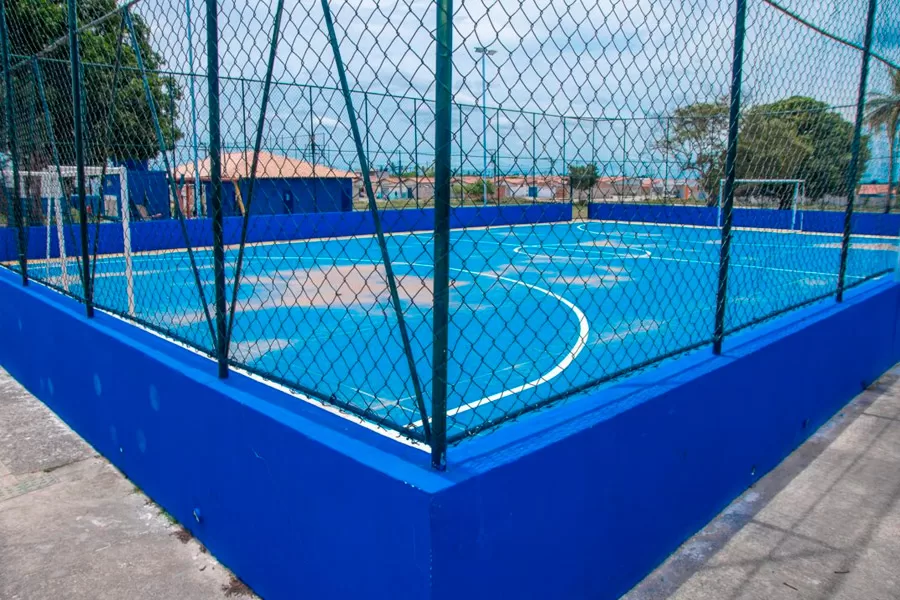Prefeitura de Teixeira de Freitas revitaliza quadras esportivas do Castelinho