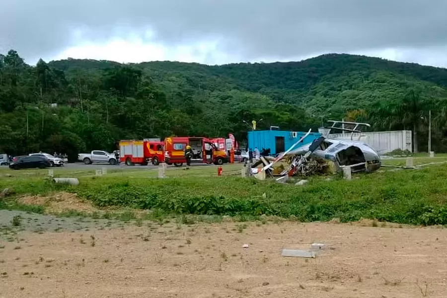 Helicóptero cai com cinco pessoas a bordo em SC