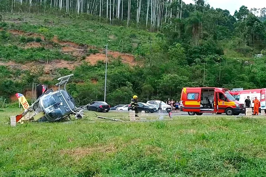 Helicóptero cai com cinco pessoas a bordo em SC