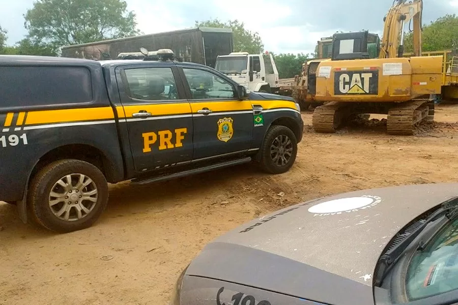 Furto frustrado: retroescavadeira é recuperada pela PRF em Teixeira de Freitas Furto frustrado: retroescavadeira é recuperada pela PRF em Teixeira de Freitas