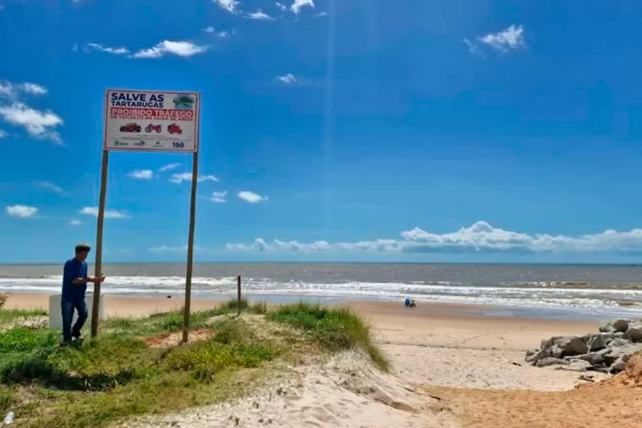 Prefeitura de Mucuri instala placas para proteger tartarugas marinhas na orla