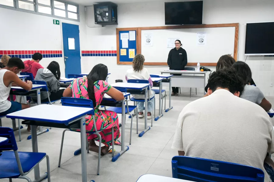 Milhares de candidatos participam do 1º dia de provas do Vestibular UNEB 2025