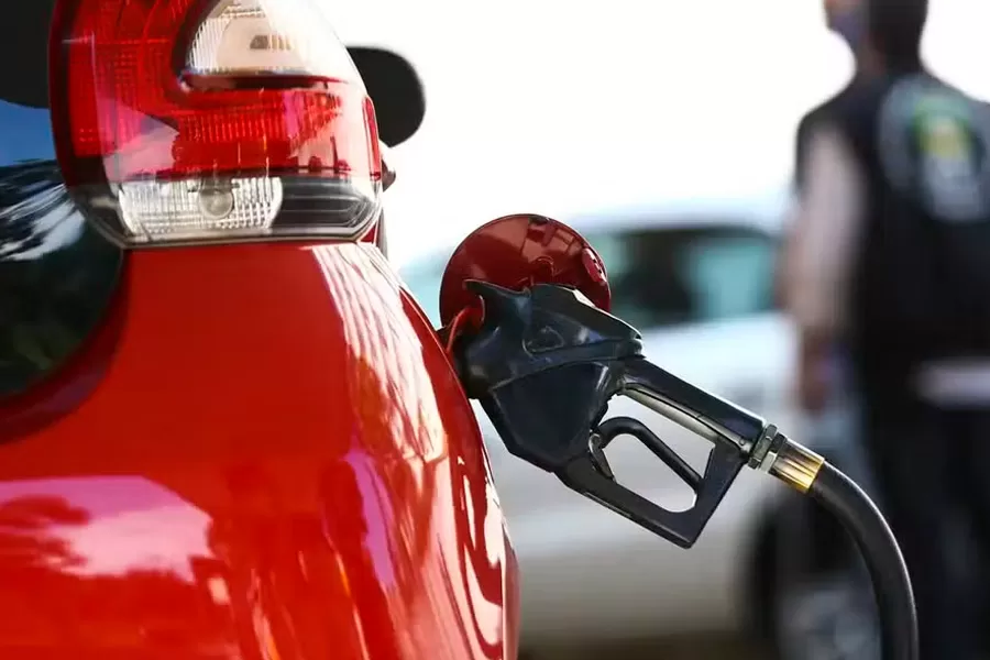 Acelen anuncia aumento de 3,2% no preço da gasolina vendida para distribuidoras na Bahia