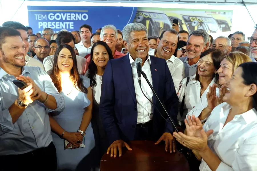 Governo do Estado amplia mobilidade de estudantes do interior com entrega de 417 ônibus escolares