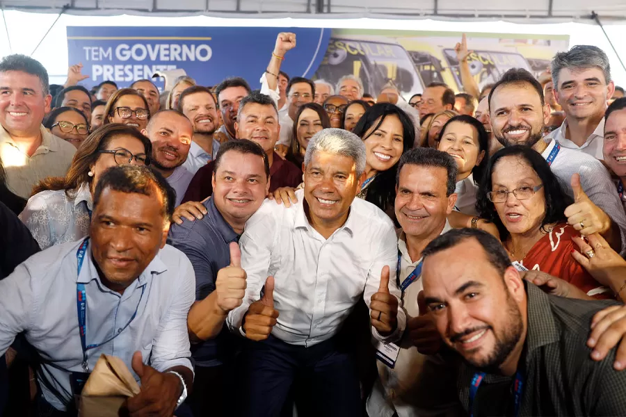 Governo do Estado amplia mobilidade de estudantes do interior com entrega de 417 ônibus escolares