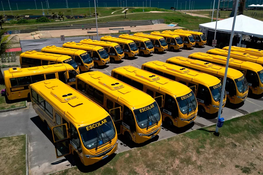 Governo do Estado amplia mobilidade de estudantes do interior com entrega de 417 ônibus escolares