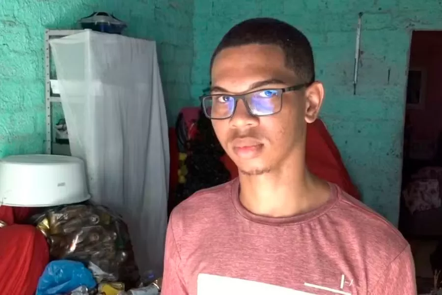 Filho de catadora de latinha é aprovado em universidade na Espanha e se prepara para intercâmbio