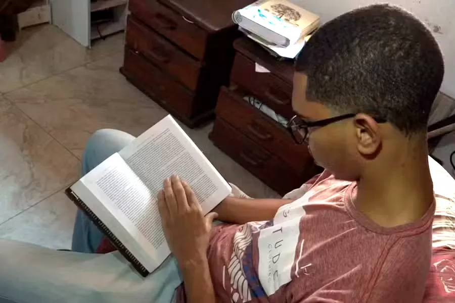 Filho de catadora de latinha é aprovado em universidade na Espanha e se prepara para intercâmbio